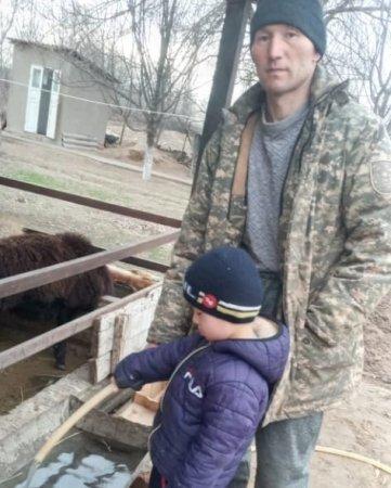 Әкелеріне көмектесуі